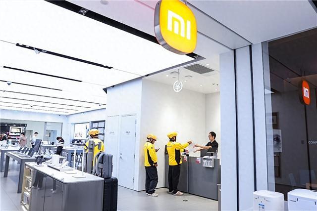 小米17系列开售 多地门店排长队