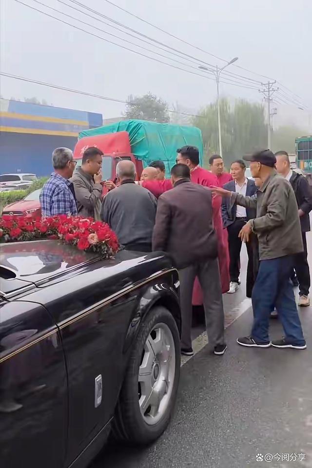 大爷赖在劳斯莱斯车头讨钱：这哪是沾喜气，分明是耍无赖！-有驾