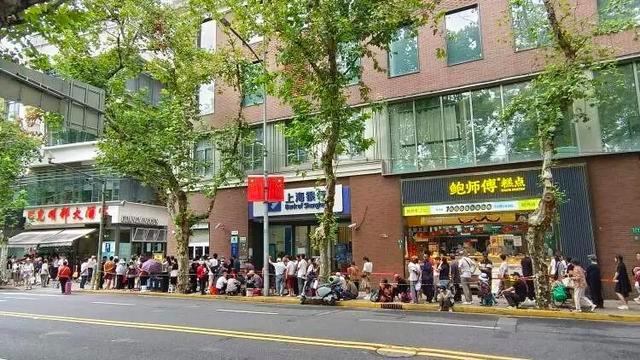 上海光明邨鲜肉月饼排队6个小时