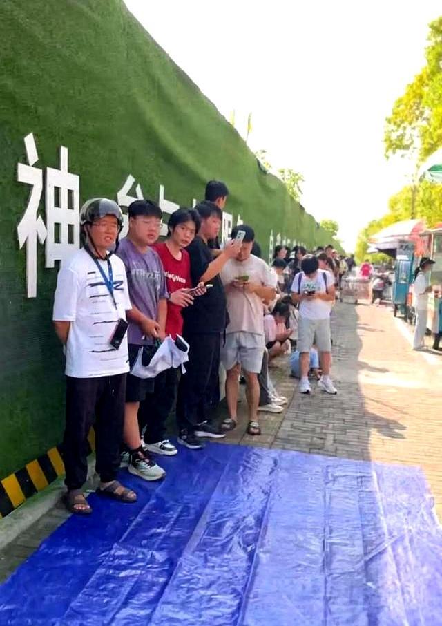 雞排哥還沒(méi)出攤就有幾十人排隊(duì)等