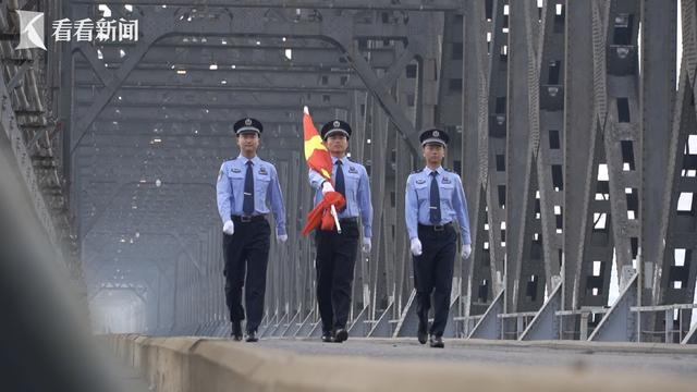 中朝友谊桥举行国庆升旗仪式