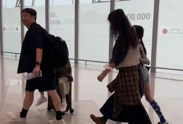 黄磊8岁儿子身高 行李箱上的“社恐萌娃”