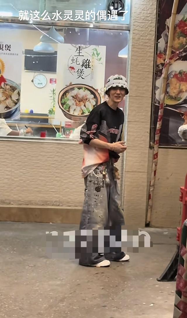 餐厅偶遇鹿晗 礼貌互动成佳话