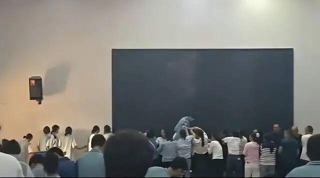 家长跪地被学生轮流踩踏 教育局回应