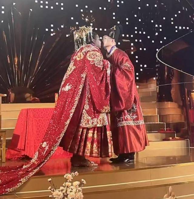 真爱无敌！小伙迎娶47岁黑人大妞 爱情超越偏见