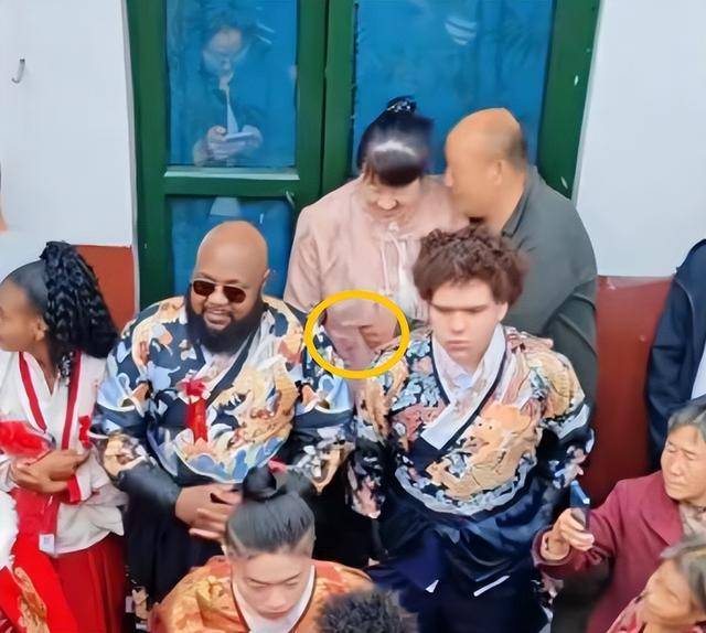 真爱无敌！小伙迎娶47岁黑人大妞 爱情超越偏见