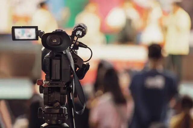 记者违规拍摄新武器并播出导致泄密