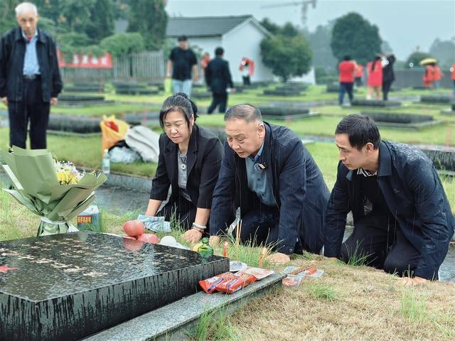亲人冒雨祭拜23岁志愿军烈士温秉仁 71年思念终得见