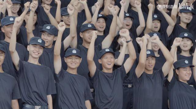 四川1000名学生复刻《三体》名场面 现实版人列计算机燃爆全国