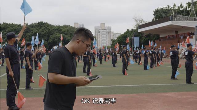 四川1000名学生复刻《三体》名场面 现实版人列计算机燃爆全国