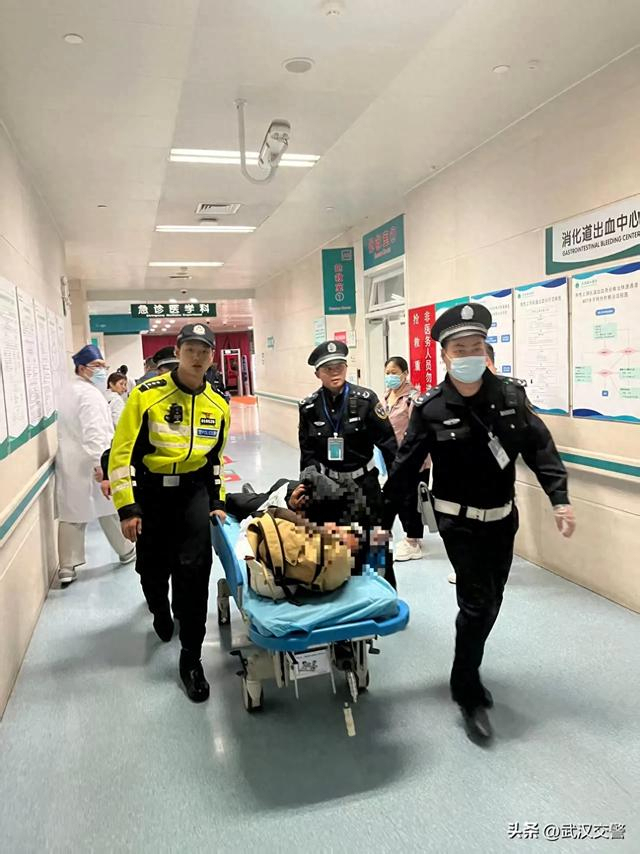交警夜晚直播归队途中护送患者就医