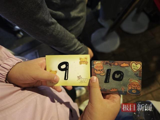 煎饼摊走红：顾客排队5小时舍不得吃 艺术美食引热潮