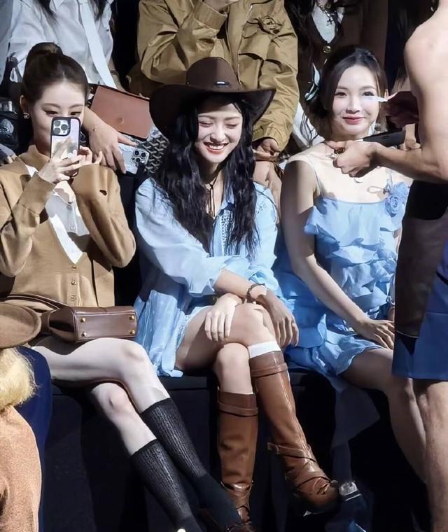 沈月看到半裸男模的反应上热搜 纯情少女破防实录