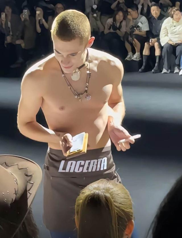 沈月看到半裸男模的反应上热搜 纯情少女破防实录