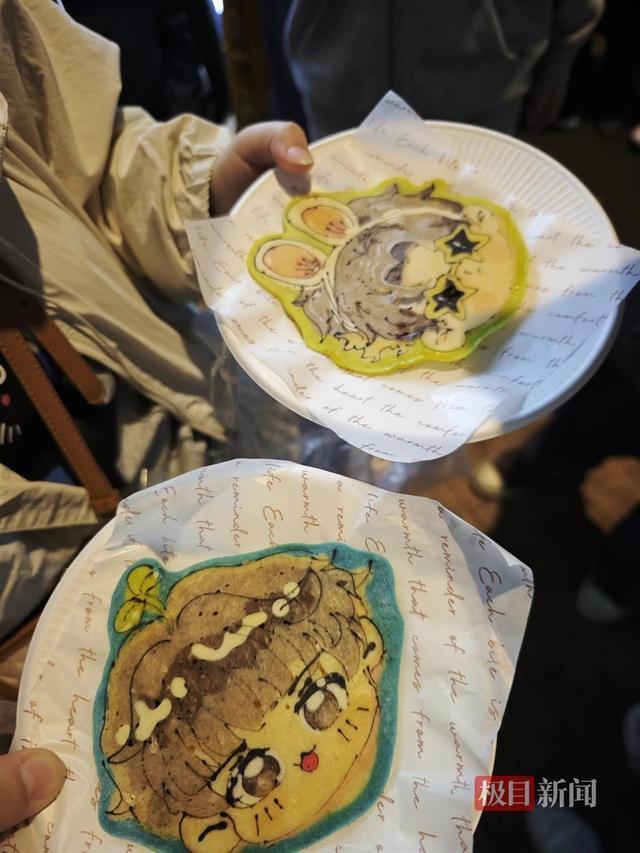 煎饼摊走红：顾客排队5小时舍不得吃 艺术美食引热潮