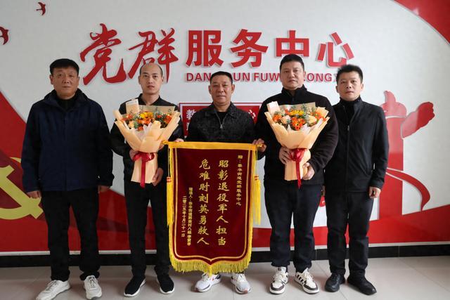 老人墜入深渠兩名“老兵”救人 退役軍人顯擔(dān)當(dāng)