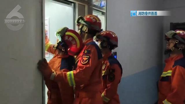 老人被困电梯 获救时突然瘫倒在地 紧张过度致体力不支