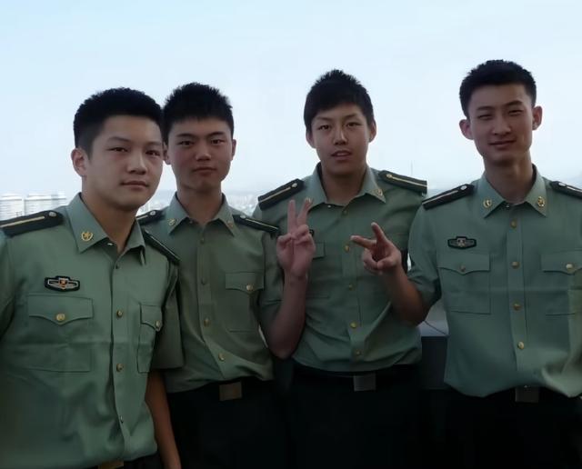 樊振东昔日军训帅照