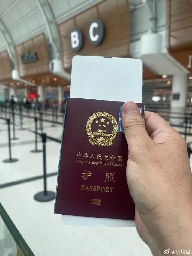 水均益额头放中国人纸条辟谣移民 再次澄清未定居海外