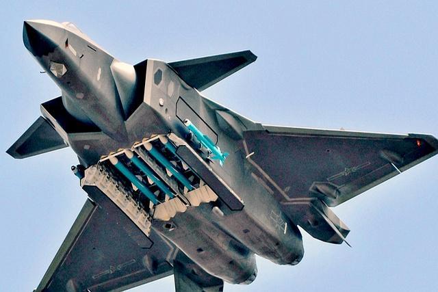 中国“超级小黄蜂”战机试飞炸场!双垂尾藏着啥玄机?作为一架内外兼修的战鹰,难怪它的亮相能引发如此巨大的关注