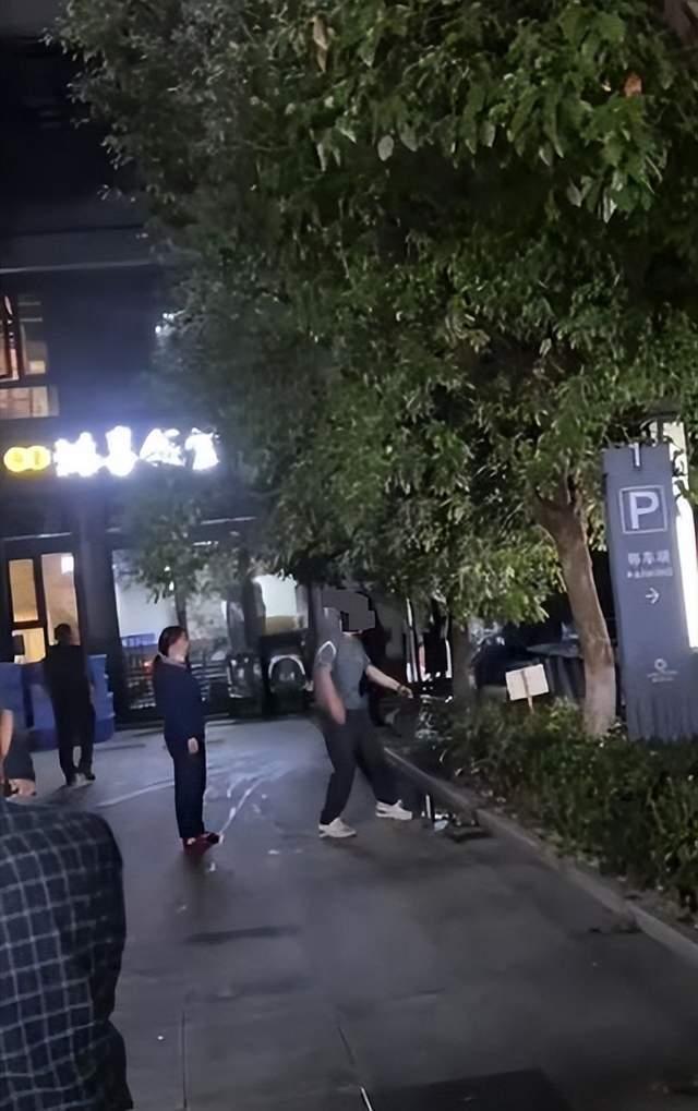 警方回应杭州男子当街虐狗