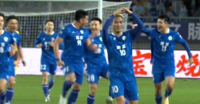 6万多人现场见证苏超冠军诞生 泰州力克南京挺进决赛