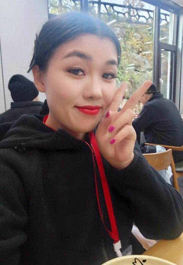 七星山荒野求生退回“陶器时代” 女选手坚韧生存挑战