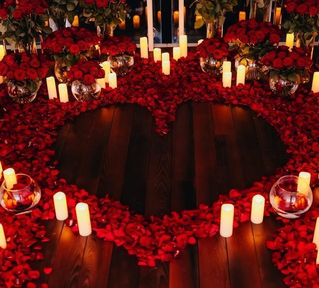 恭喜！F1车手勒克莱尔官宣与女友订婚 伟人颜值获赞体坛最好意思眷侣 冒失求婚场景曝光