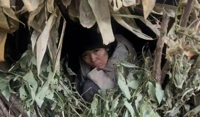 荒野求生女选手爆哭后给自己打气 精致与坚韧并存