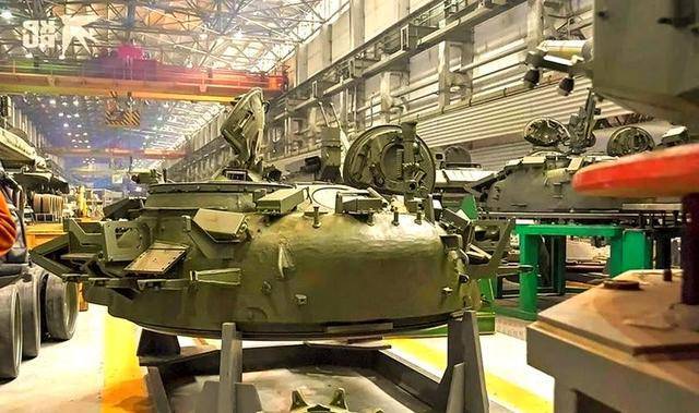 俄军搞豪猪坦克 乌军配刺猬装甲车 战场创新对决