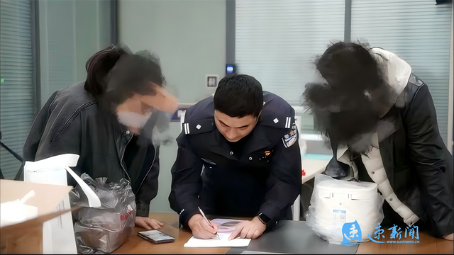 买10万黄金装电饭煲金店报警 警民联手拦截诈骗