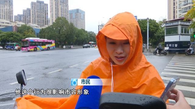 男子半裸探出车窗“尬舞” 危险行为引市民担忧