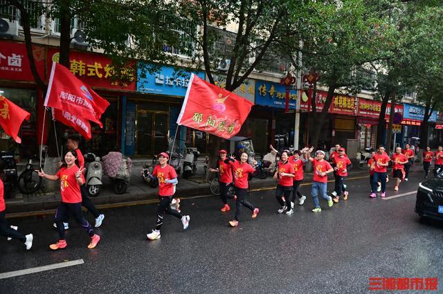 湖南邵陽(yáng)一新郎攜268人跑團(tuán)接親 奔跑見證浪漫婚禮