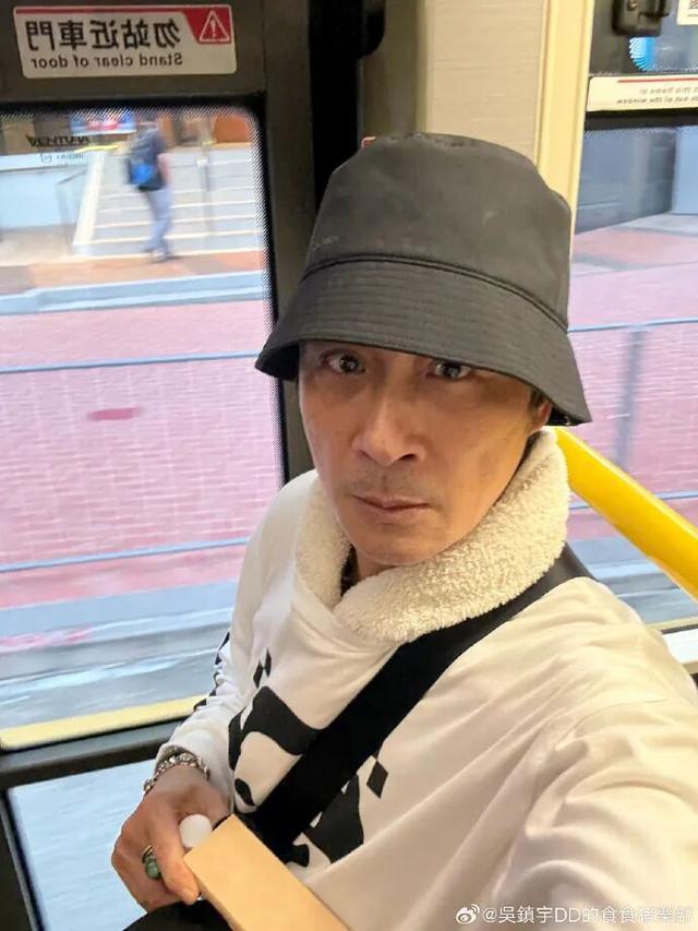吴镇宇坐公交刷老年卡差点被赶下车 外貌年轻惹误会