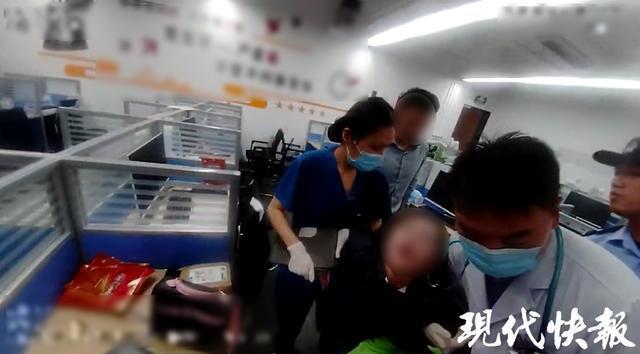 女子与男友吵架气到中毒 民警巧用“纸袋呼吸法”化险为夷