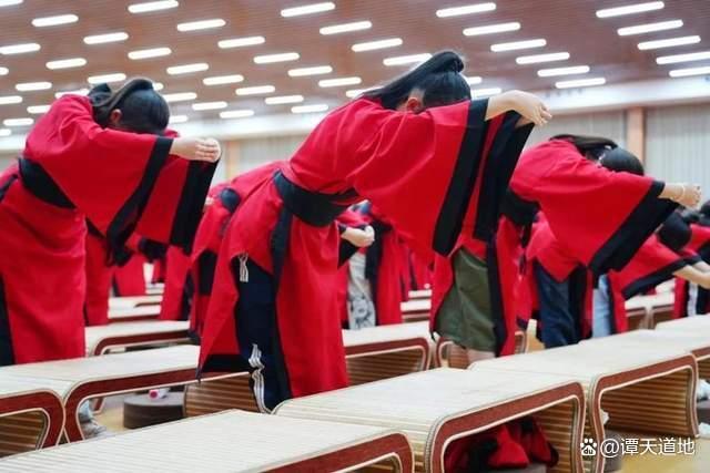 学生敬礼迎车让尊师重道变了味儿 形式主义引争议