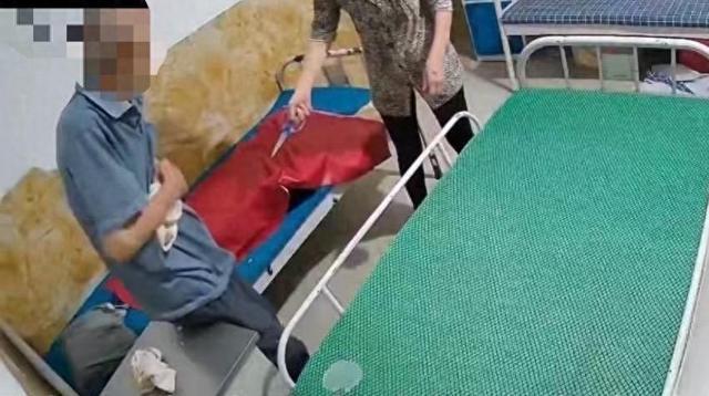 托老所回应护工用剪刀扎老人 涉事护工被辞退并拘留