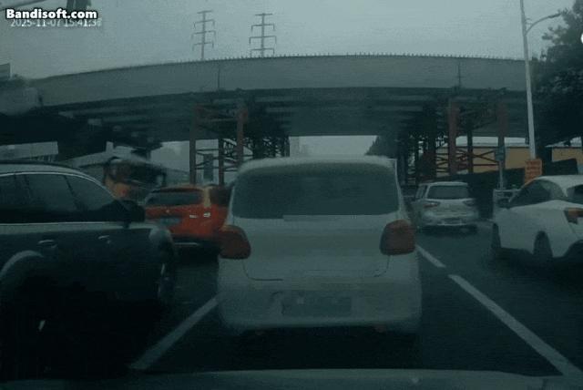 山东烟台渣土车压垮轿车 事故致1死1伤