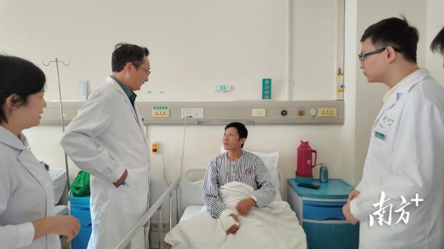 张颂文救人后收到大爱无疆锦旗:“换谁都会这样做的”：平凡善举温暖人心