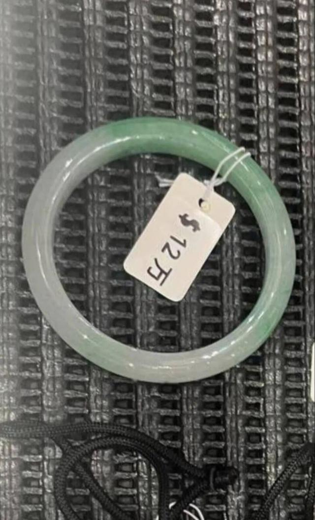 飞行途中丢失350万元手镯 网红悬赏百万寻物