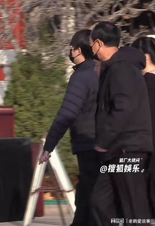 唐嫣父亲参加罗晋父亲葬礼 亲家情深共度难关