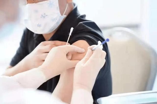 普通發(fā)熱不建議自行服用奧司他韋 醫(yī)生：服用奧司他韋的人，身體出現(xiàn)4種癥狀必須停藥