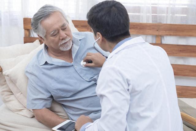 普通發(fā)熱不建議自行服用奧司他韋 醫(yī)生：服用奧司他韋的人，身體出現(xiàn)4種癥狀必須停藥