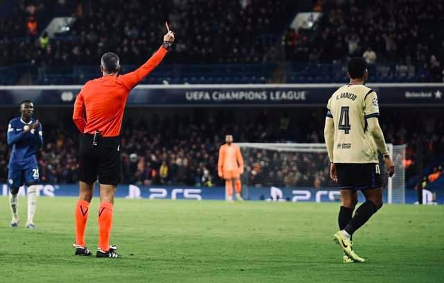 巴萨惨败揪出罪人：欧冠3年 2红牌 2次犯大错！导致3次崩盘