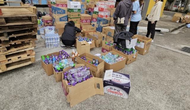 香港熱心市民送物資忍不住落淚 社區(qū)溫情涌動(dòng)