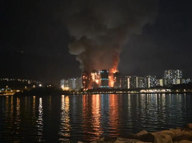 航拍香港火災(zāi)現(xiàn)場:大批腳手架墜落 城市安全警鐘再響