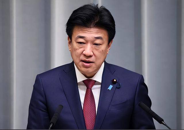 美航母驶离日本，中美刚挂断电话，高市一反常态，自卫队开始备战 美国航母撤离揭示真相