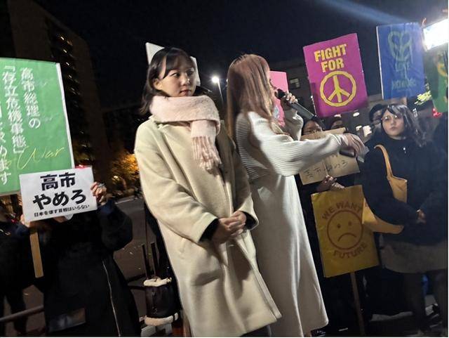 上千人围堵日本首相官邸,石破茂为高市早苗找补:她只是过过嘴瘾