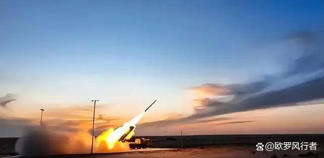 解放军远火对海射击精准命中小木板 展现卓越精度与威力