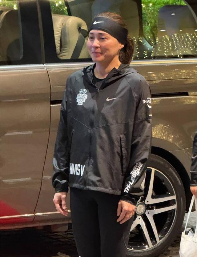 泰國王后跑半馬途中護(hù)送傷者上車 自律與擔(dān)當(dāng)?shù)牡浞?/></p><p>除了跑步，蘇提達(dá)還精通多項運動，包括帆船、射擊、格斗、飛行等。她曾在訪問不丹時擔(dān)任國王的副駕駛員，成功駕駛飛機(jī)降落在難度極大的帕羅機(jī)場。此外，她還擅長冰球、馬術(shù)等多項運動，每一項都達(dá)到了專業(yè)或半專業(yè)水平。</p>
            </div>
            <!-- /qudao/etc/endpage/ep_pagetop.shtml Start -->
<div   id=